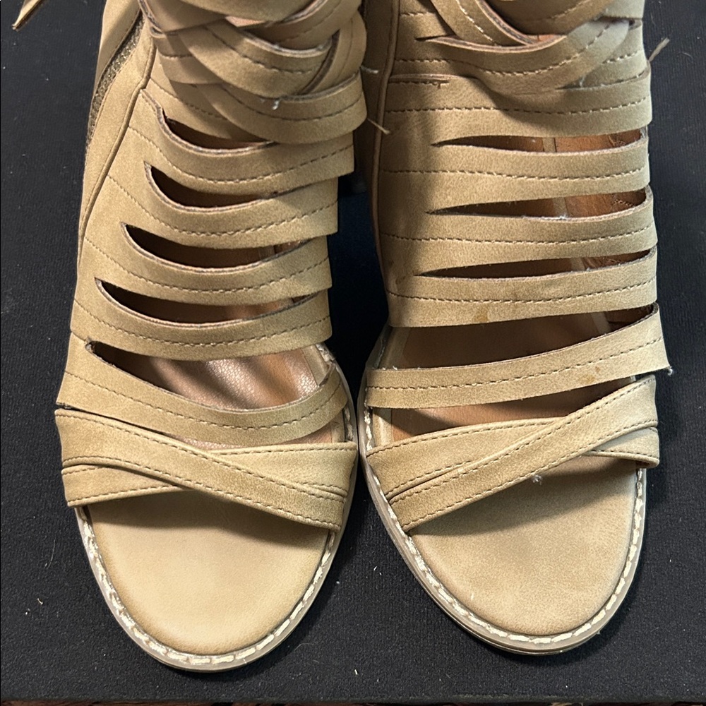 Universal Thread Beige Strappy Chunky Heeled Sand… - image 6